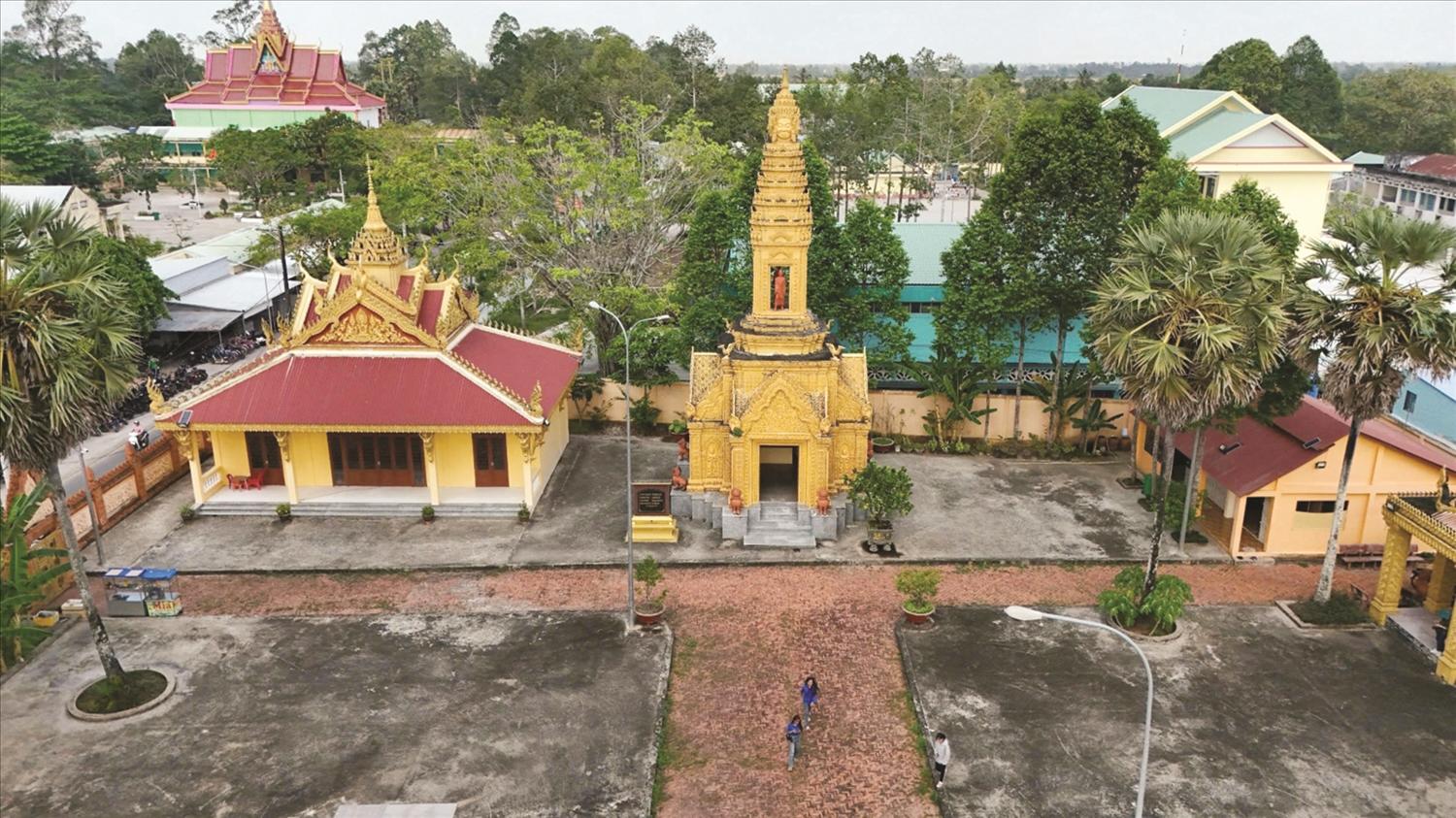 Khu tưởng niệm 4 sư liệt sĩ còn là nơi lưu giữ truyền thống yêu nước của đồng bào dân tộc Khmer Khu tưởng niệm 4 sư liệt sĩ còn là nơi lưu giữ truyền thống yêu nước của đồng bào dân tộc Khmer