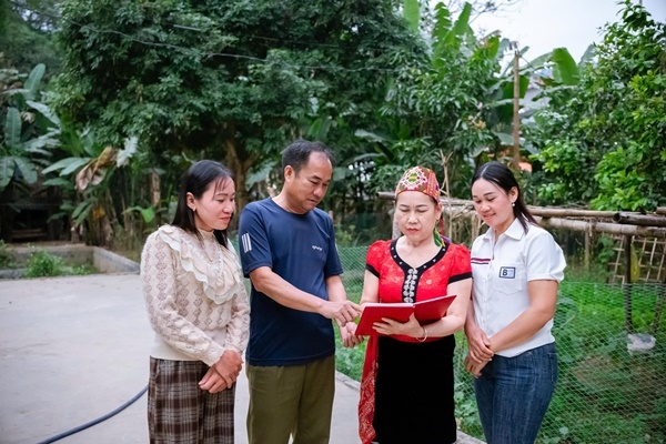 Bí thư Chi bộ Sầm Thị Lan (thứ 2 từ phải sang) cùng Chi ủy bản Kiềng họp bàn chuẩn bị Tết vì người nghèo năm 2026 - Ảnh: Lương Nga