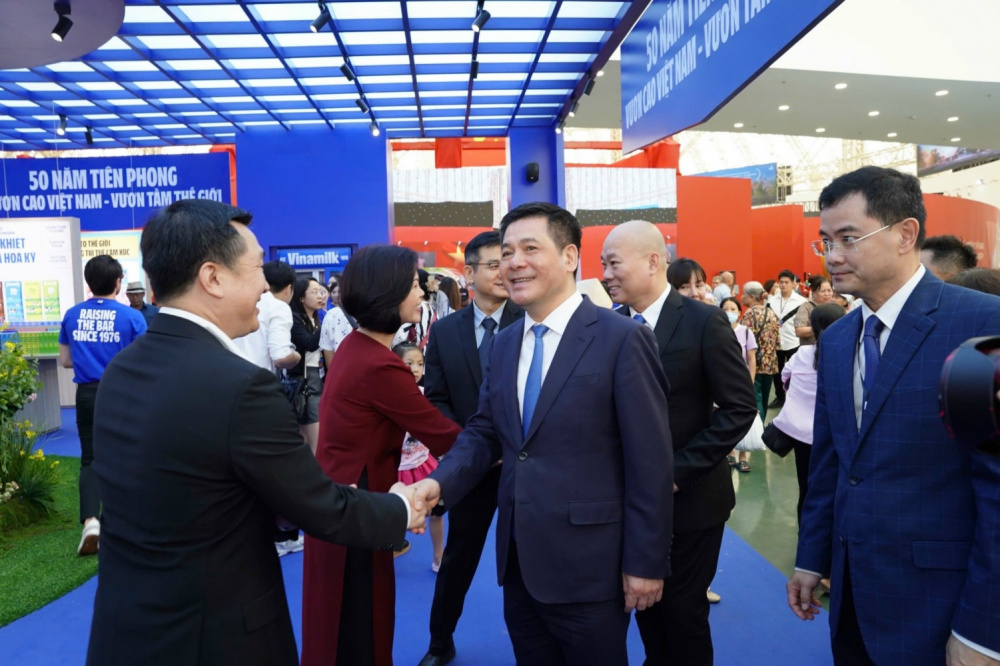 Bộ trưởng Nguyễn Hồng Diên