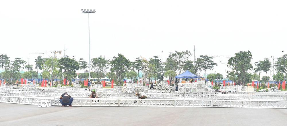 Nhiều đơn vị bắt đầu thi công, lắp đặt gian hàng Triển lãm 80 năm Quốc khánh