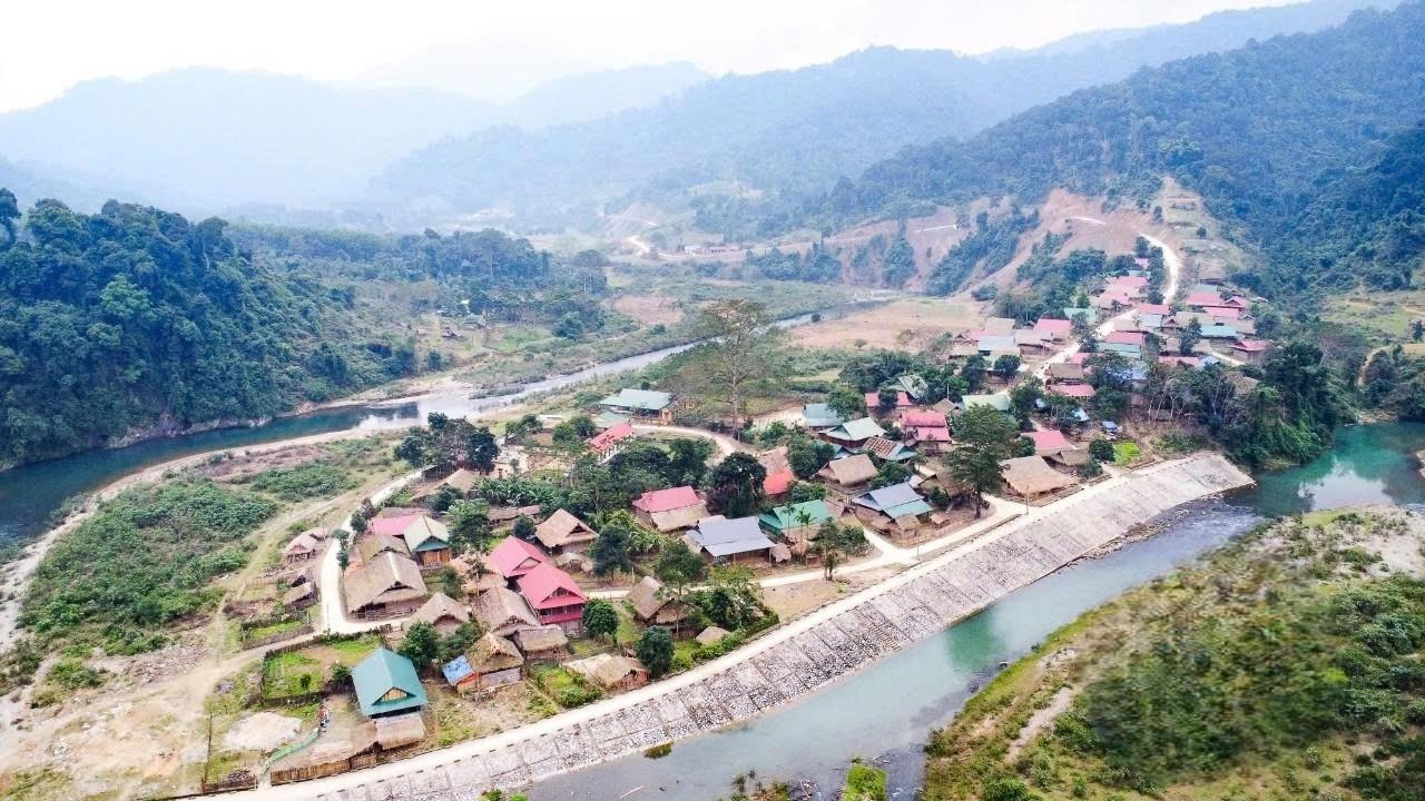 Chương trình MTQG 1719 đầu tư bờ kè, bến đò, đường giao thông, nhà ở… đã góp phần tạo ra diện mạo mới ở bản khe Búng xã Môn Sơn - Ảnh: Thành Cường Chương trình MTQG 1719 đầu tư bờ kè, bến đò, đường giao thông, nhà ở… đã góp phần tạo ra diện mạo mới ở bản khe Búng ,xã Môn Sơn - Ảnh: Thành Cường