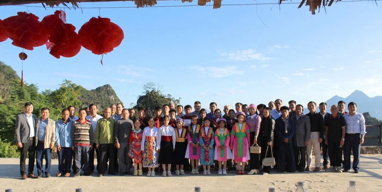 Đoàn công tác chụp ảnh lưu niệm tại xã Lũng Phìn Đoàn công tác chụp ảnh lưu niệm tại xã Lũng Phìn