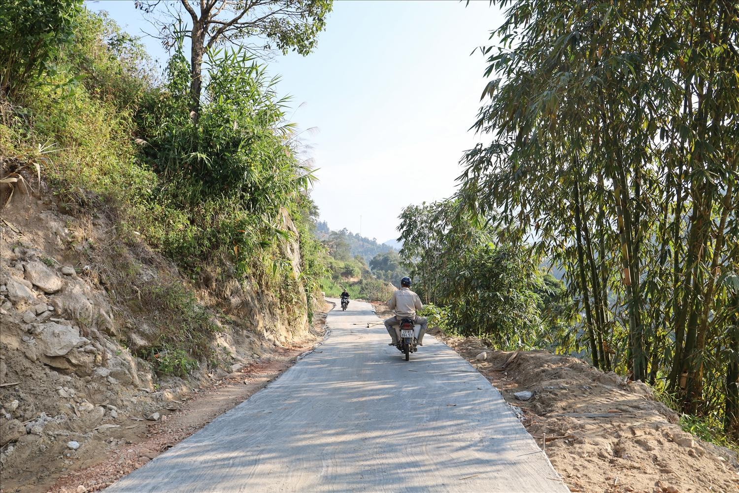 Những con đường liên thôn được đầu tư từ nguồn vốn của các Chương trình MTQG đang là động lực thúc đẩy phát triển kinh tế xã biên giới Lao Chải Những con đường liên thôn được đầu tư từ nguồn vốn của các Chương trình MTQG đang là động lực thúc đẩy phát triển kinh tế xã biên giới Lao Chải