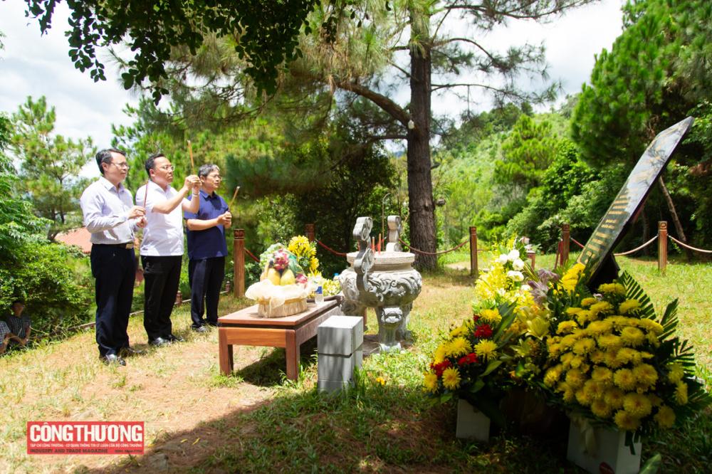 Thứ trưởng Nguyễn Hoàng Long và đoàn công tác đã đến dâng hương, dâng hoa và viếng mộ Đại tướng Võ Nguyên Giáp