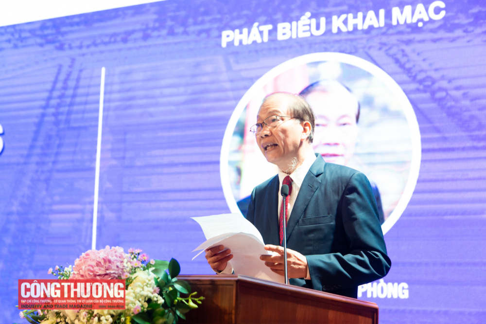 ông Hoàng Quang Phòng - Phó Chủ tịch Liên đoàn Thương mại và Công nghiệp Việt Nam (VCCI) phát biểu tại diễn đàn Logistics vùng Bắc Trung Bộ và miền Trung