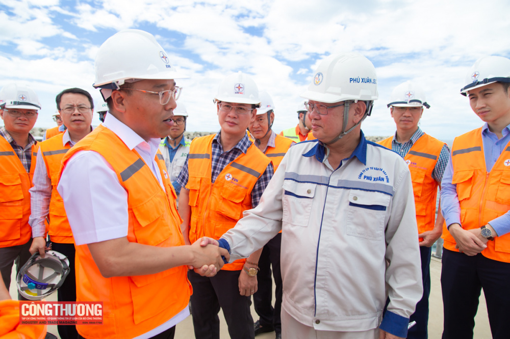 Thứ trưởng động viên cán bộ, công nhân viên