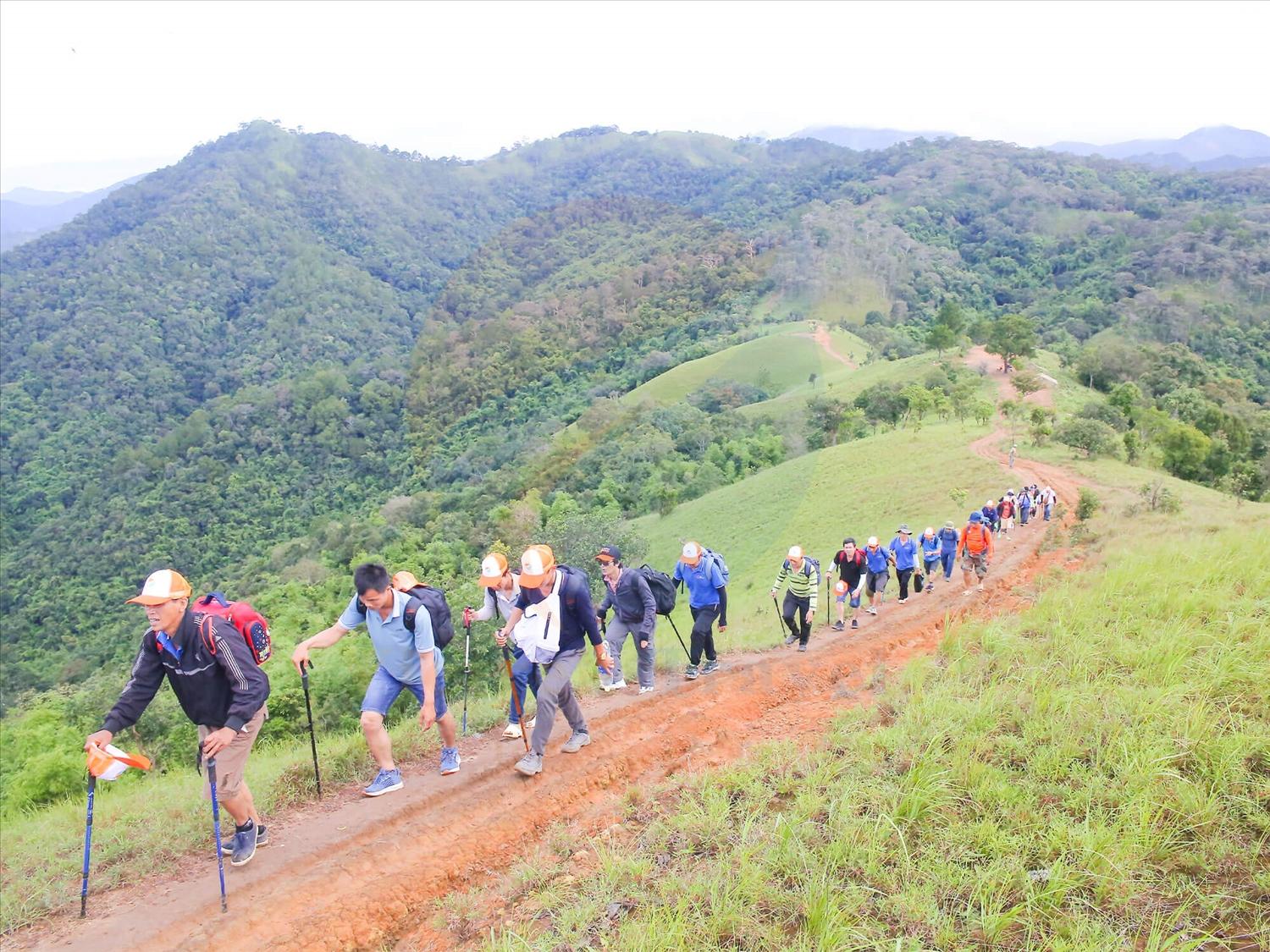 Cung đường Tà Năng - Phan Dũng bắt đầu từ xã Tà Năng, huyện Đức Trọng, Lâm Đồng (cũ) và kết thúc tại xã Phan Dũng, huyện Tuy Phong, tỉnh Bình Thuận (cũ) được mệnh danh là cung đường trekking đẹp nhất Việt Nam. Cung đường Tà Năng - Phan Dũng bắt đầu từ xã Tà Năng, huyện Đức Trọng, Lâm Đồng (cũ) và kết thúc tại xã Phan Dũng, huyện Tuy Phong, tỉnh Bình Thuận (cũ) được mệnh danh là cung đường trekking đẹp nhất Việt Nam.