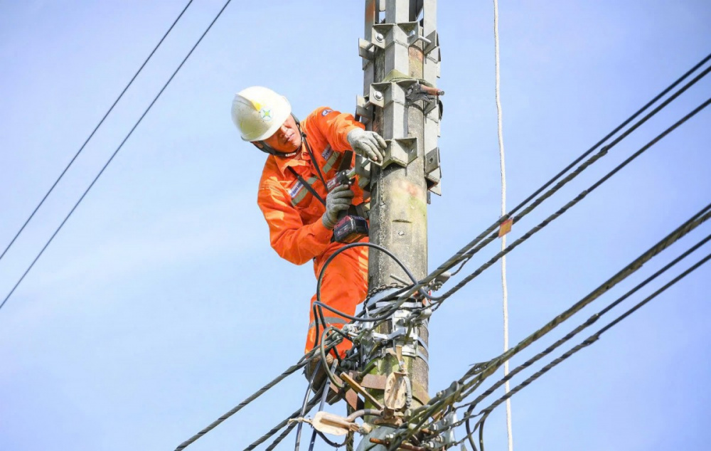 Tại thời điểm cao điểm chiều ngày 4/8/2025 (13h30-14h30), công suất cực đại của hệ thống điện quốc gia đạt khoảng 54.500 MW - mức cao nhất ghi nhận từ đầu năm đến nay và thiết lập kỷ lục mới, tăng khoảng 5.000 MW (+10%) so với cùng kỳ năm 2024.