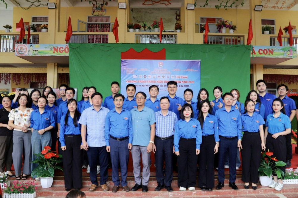 “Chung tay xóa nhà tạm, nhà dột nát trên phạm vi cả nước trong năm 2025” là chương trình thanh niên tình nguyện hưởng ứng phong trào thi đua do Chính phủ phát động, đồng thời chào mừng thành công Đại hội Đảng bộ Bộ Công Thương lần thứ I, nhiệm kỳ 2025 - 2030