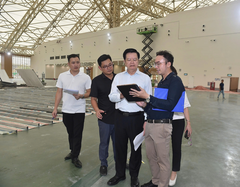 Nhiều đơn vị bắt đầu thi công, lắp đặt gian hàng Triển lãm 80 năm Quốc khánh