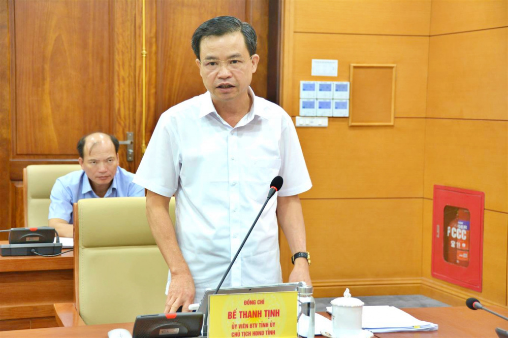 Chủ tịch HĐND tỉnh Bế Thanh Tịnh phát biểu tại Phiên họp