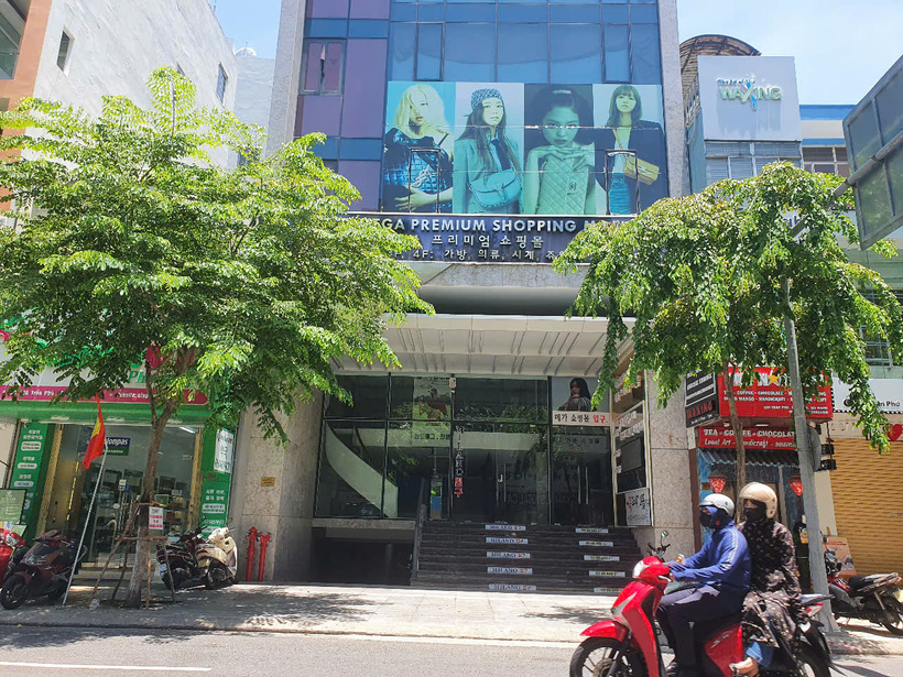 Tại Hội nghị “Chống hàng giả, hàng xâm phạm quyền sở hữu trí tuệ, gian lận thương mại trong tình hình mới” do Ban Chỉ đạo quốc gia chống buôn lậu, gian lận thương mại và hàng giả (Ban Chỉ đạo 389 quốc gia) tổ chức tại thành phố Đà Nẵng mới đây, ông Phạm Ngọc Sơn, Chi cục trưởng Chi cục Quản lý thị trường thành phố Đà Nẵng, Đại diện Ban Chỉ đạo 389 thành phố Đà Nẵng cho biết Đà Nẵng không còn tình trạng bày bán hàng xâm phạm quyền sở hữu trí tuệ, tuy nhiên lực lượng QLTT đã phát hiện hình thức 