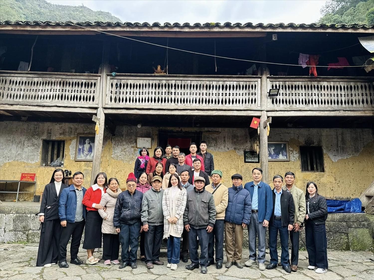 Đoàn công tác và chính quyền địa phương chụp ảnh lưu niệm Đoàn công tác và chính quyền địa phương chụp ảnh lưu niệm