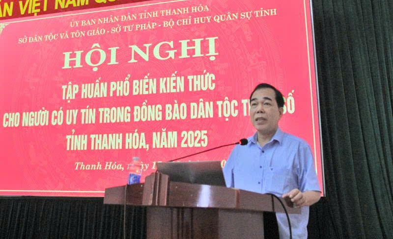 Ông Cầm Bá Tường, Phó Giám đốc Sở Dân tộc và Tôn giáo tỉnh Thanh Hóa phát biểu về vai trò của Người có uy tín trong cộng đồng.