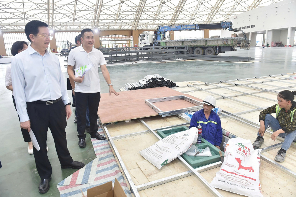 Nhiều đơn vị bắt đầu thi công, lắp đặt gian hàng Triển lãm 80 năm Quốc khánh