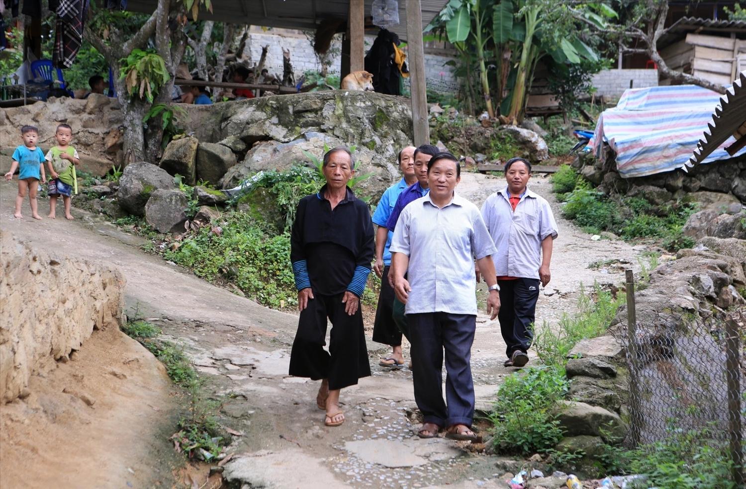Ông Lầu Minh Pó (đi đầu) kiên trì vận động, giúp đồng bào Mông dần từ bỏ các hủ tục lạc hậu.