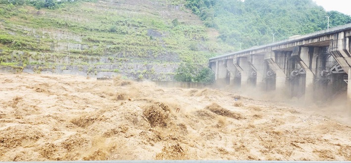 Lưu lượng nước về hồ lớn do ảnh hưởng của mưa lũ sau cơn bão số 3