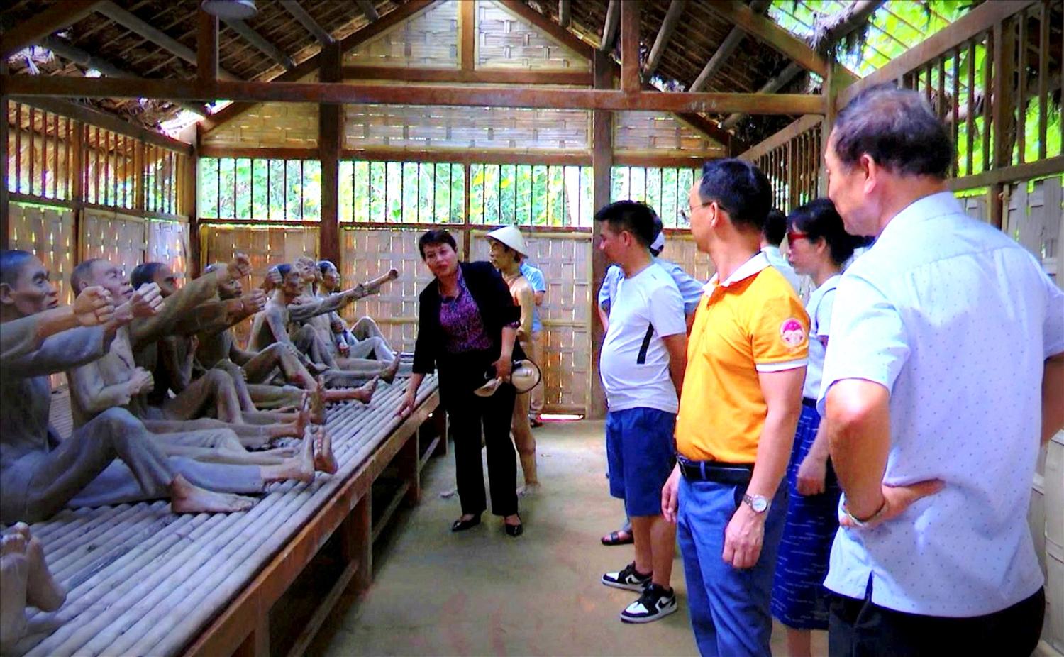 Du khách tham quan Di tích Ngục Đăk Lei, gần làng Xốp Dùi.