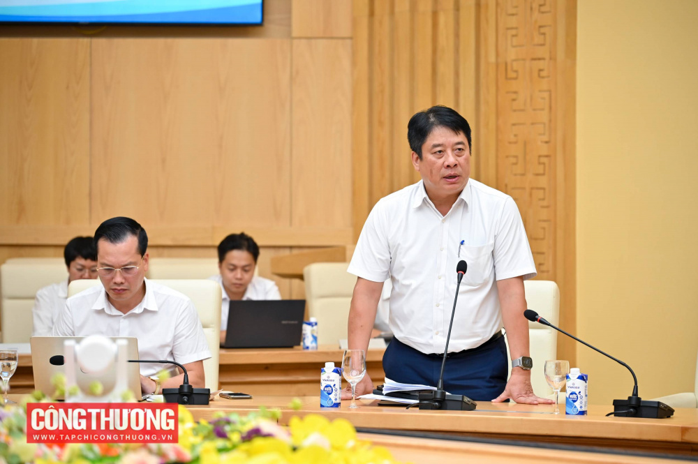ông Nguyễn Anh Tuấn - Tổng Giám đốc EVN đã báo cáo, trình bày về việc triển khai áp dụng cơ chế giá bán lẻ điện hai thành phần, trong đó tóm lược về quá trình nghiên cứu, xây dựng cơ chế giá bán lẻ điện hai thành phần, đề xuất điều kiện và lộ trình áp dụng, trong đó có phương pháp tính, đối tượng khách hàng đủ điều kiện kỹ thuật để áp dụng. EVN đề xuất, trước mắt chỉ xem xét đối tượng áp dụng là khách hàng sản xuất lớn, có sản lượng tiêu thụ điện từ 200.000 kWh/tháng trở lên đấu nối cấp điện áp từ 22 kV trở lên (là tệp khách hàng được áp dụng cơ chế mua bán điện trực tiếp - DPPA theo quy định), chưa áp dụng đối với khách hàng sinh hoạt do phải đầu tư thay thế toàn bộ hệ thống công tơ đo đếm.