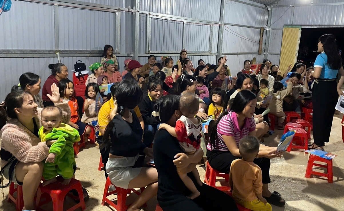 Một buổi truyền thông về bình đẳng giới, lồng ghép về tuyên truyền tảo hôn của Hội LHPN xã Ea Rốk Một buổi truyền thông về bình đẳng giới, lồng ghép về tuyên truyền tảo hôn của Hội LHPN xã Ea Rốk