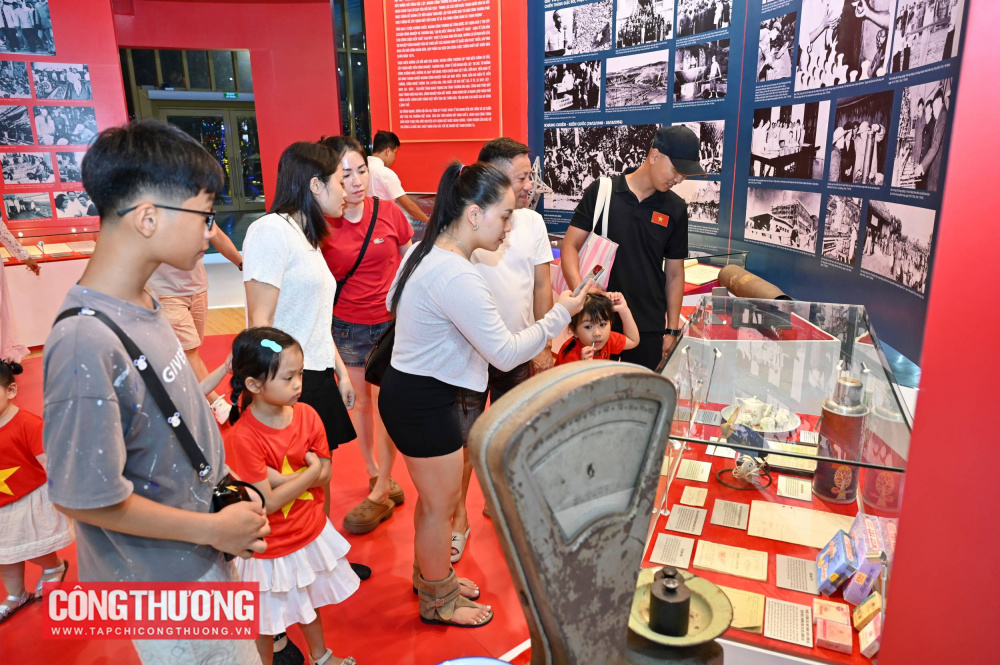 Không chỉ các bác lớn tuổi, nhiều bạn trẻ cũng thích thú với những vật dụng của thế hệ ông bà, bố mẹ mình từng dùng