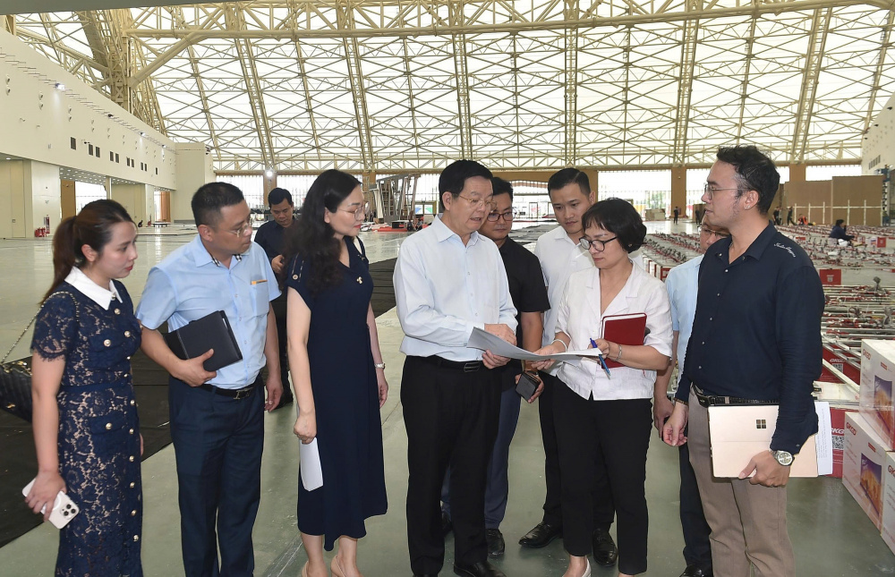 Phó Thủ tướng Mai Văn Chính kiểm tra tiến độ thi công các gian hàng cho Triển lãm - Ảnh: VGP/Giang Thanh