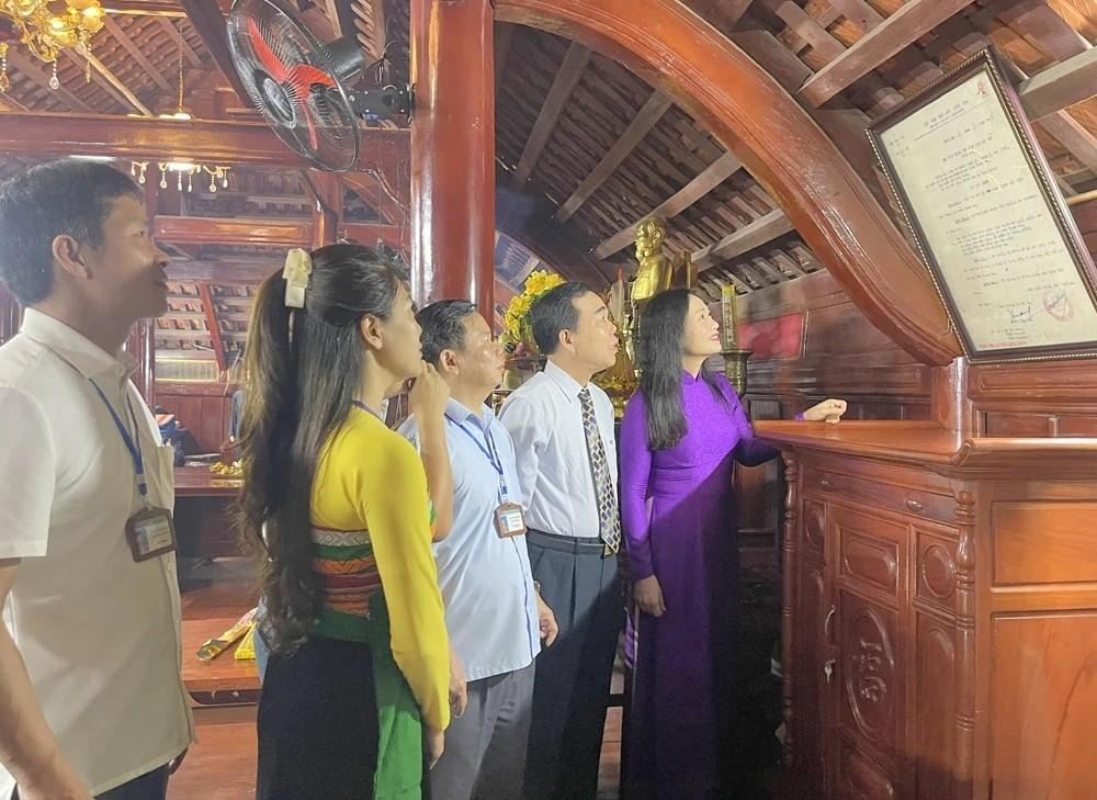 Lãnh đạo Sở Dân tộc và Tôn giáo tỉnh Thanh Hóa tham quan nhà truyền thống, tìm hiểu Sắc lệnh số 41-SL (ngày 4/4/1947) của Chủ tịch Hồ Chí Minh về việc thành lập Ủy ban hành chính đặc biệt miền thượng du Thanh Hóa.