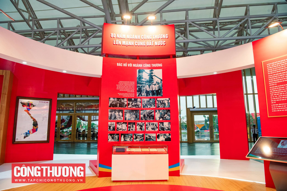 Cả cuộc đời, Chủ tịch Hồ Chí Minh luôn canh cánh khát vọng xây dựng một nước Việt Nam hùng cường và thịnh vượng. Từ buổi đầu nước nhà được độc lập cho đến trước ngày đi xa, Người đã thực hiện hơn 700 lượt đến thăm các công trường, xí nghiệp, nhà máy. Trên các công trình công nghiệp trọng điểm của đất nước, từ khu Gang thép Thái Nguyên; khu công nghiệp Việt Trì; mỏ than Quảng Ninh; đến khu công nghiệp Thượng Đình.... đều in dấu chân Người.