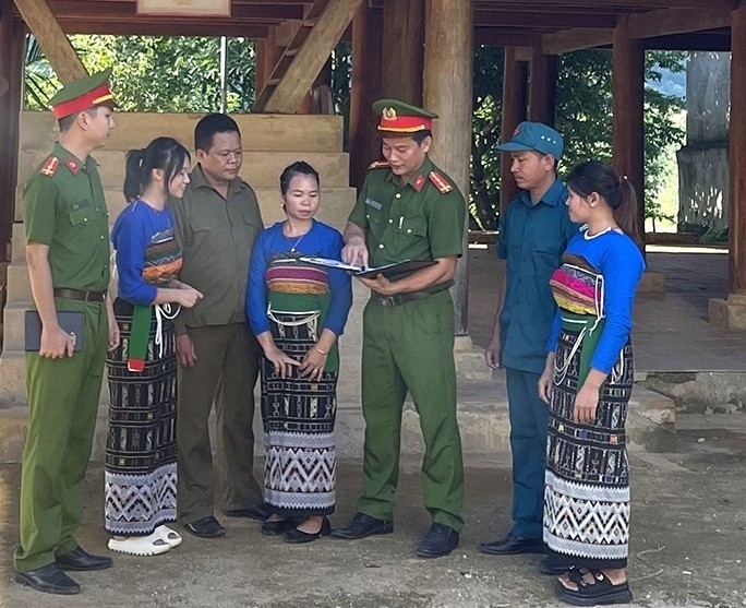 Công an khu vực miền núi tuyên truyền Luật Phòng, chống ma túy cho người dân