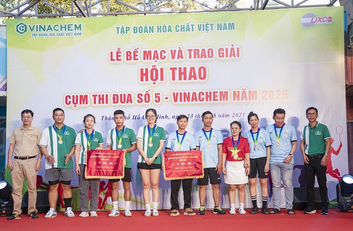Trao Cúp tại hội thao 5