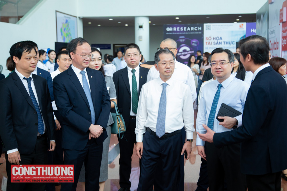 Các đại biểu tham quan gian hàng triển lãm.