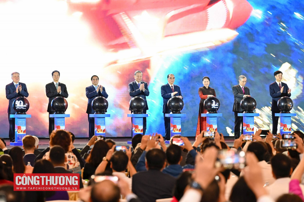 Các đại biểu thực hiện nghi thức khai mạc Triển lãm thành tựu đất nước “80 năm hành trình Độc lập - Tự do - Hạnh phúc”