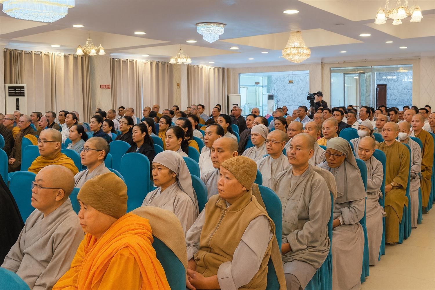 Các đại biểu tham dự hội nghị tuyên truyền nhận diện về lệch chuẩn trong hoạt động tín ngưỡng, tôn giáo ở Việt Nam hiện nay, do Tạp chí Nghiên cứu Dân tộc và Tôn giáo phối hợp với Sở Dân tộc và Tôn giáo tỉnh Lâm Đồng tổ chức ngày 20/11/2025.