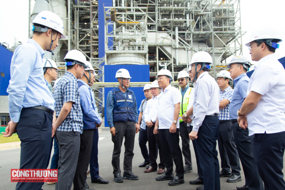 Thứ trưởng Nguyễn Hoàng Long dẫn đầu đã đến thăm và kiểm tra thực tế dự án nhà máy nhiệt điện Vũng Áng II