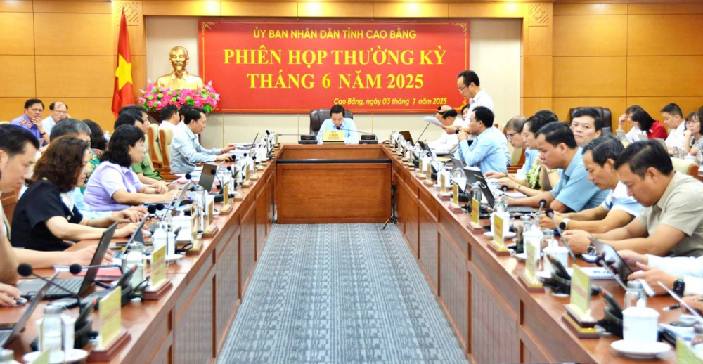 Phiên họp được tổ chức trực tiếp tại trụ sở UBND tỉnh Cao Bằng và kết nối trực tuyến đến 56 điểm cầu các xã, phường trên địa bàn tỉnh