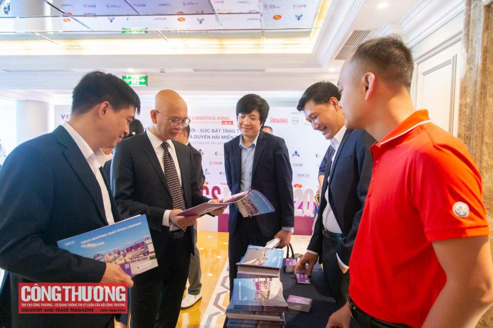 Các đại biểu tham quan gian hàng trưng bày tại diễn đàn