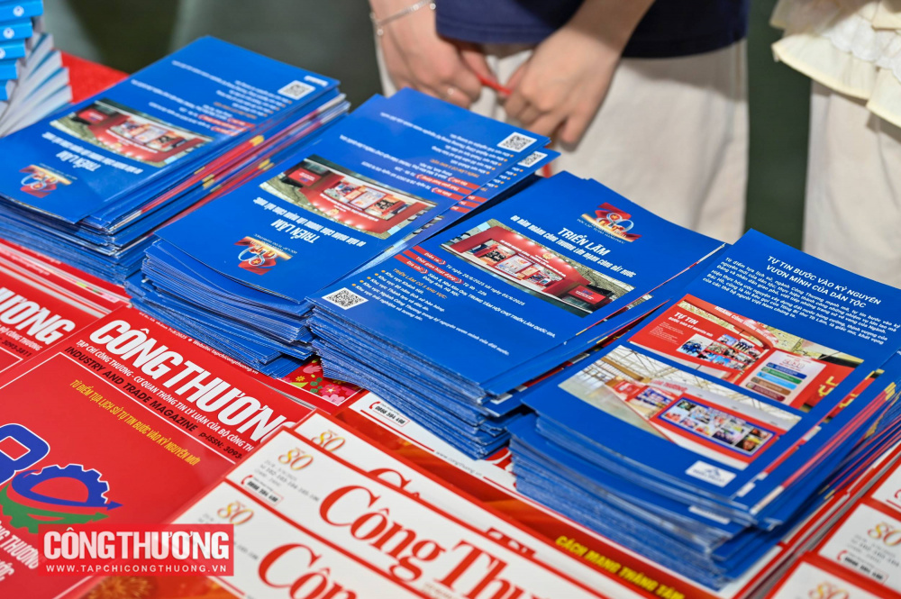 Trên tờ giới thiệu về gian triển lãm có mã QR để người dân quét và tham quan trực tuyến tour 360