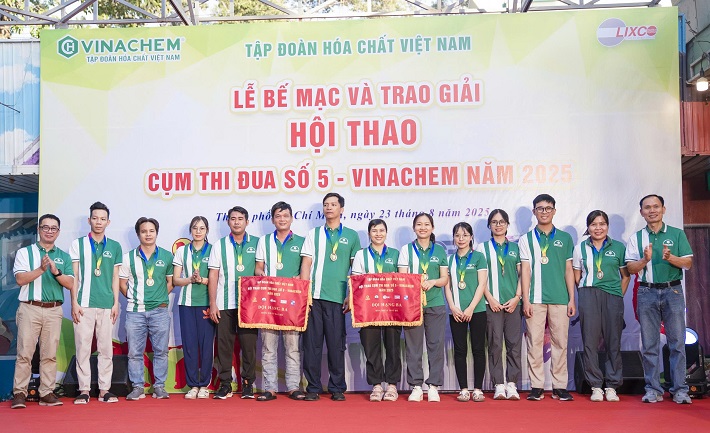 Trao Cúp tại hội thao 3