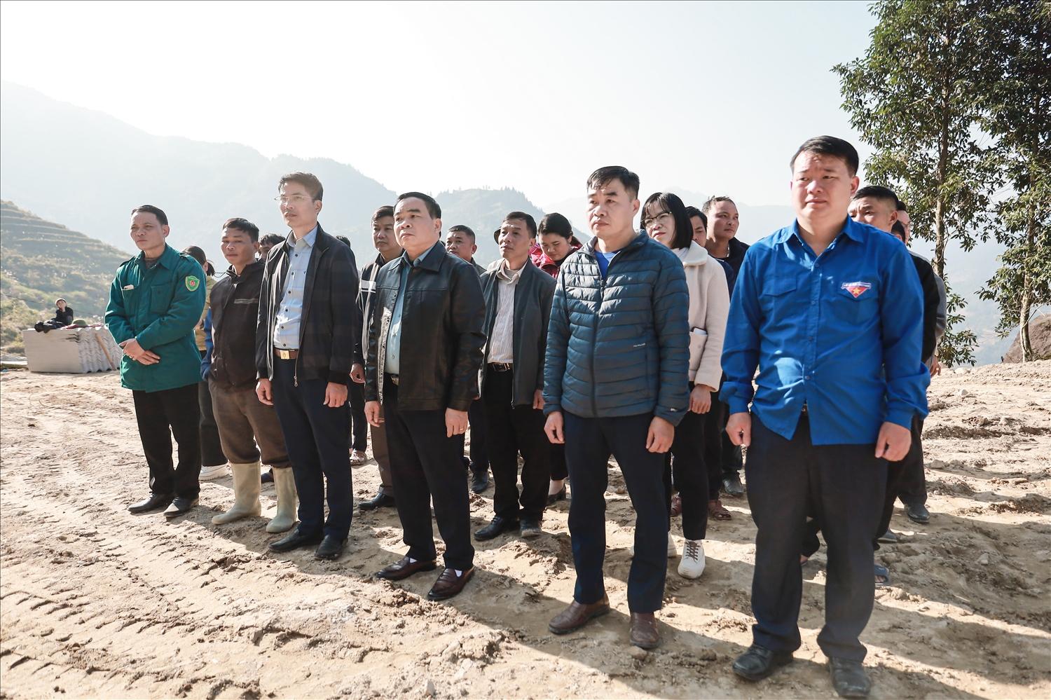 Bí thư Đảng ủy xã Lao Chải Lý Tiến Công (người đứng ở giữa hàng trên) cùng đoàn công tác của Đảng ủy xã Lao Chải dự Lễ khởi công ngôi nhà mới của anh Bồn Văn Giàng tại thôn Tả Ván. Trước đó ngôi nhà của anh Giàng đã bị hư hỏng bởi thiên tai