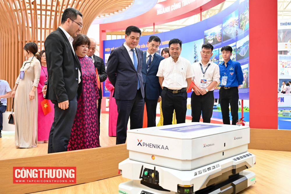 Bộ trưởng Bộ Công Thương Nguyễn Hồng Diên đánh giá cao các sản phẩm robot tự hành của Phenikaa-X, khẳng định đây là thành tựu minh chứng cho trí tuệ, năng lực của người Việt và cần được nhân rộng, phát triển hơn nữa