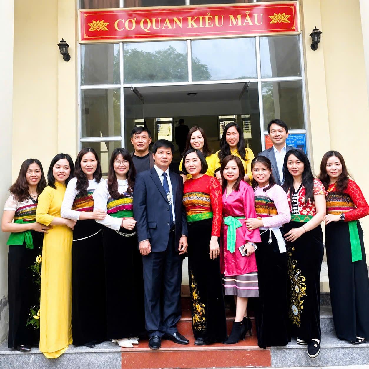 Ông Lương Văn Tưởng, nguyên Trưởng Ban Dân tộc tỉnh Thanh Hóa (người mặc áo vest), chụp ảnh lưu niệm cùng cán bộ Ban Dân tộc trong thời gian còn công tác.