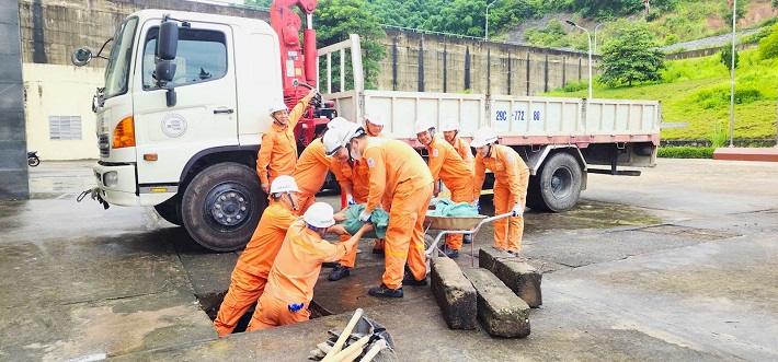 Các công nhân khẩn trương thực hiện công tác chống lũ, đảm bảo an toàn Nhà máy