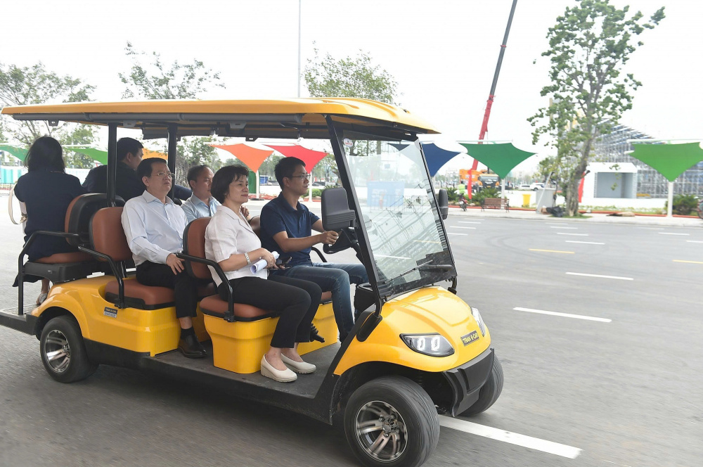 Nhiều đơn vị bắt đầu thi công, lắp đặt gian hàng Triển lãm 80 năm Quốc khánh