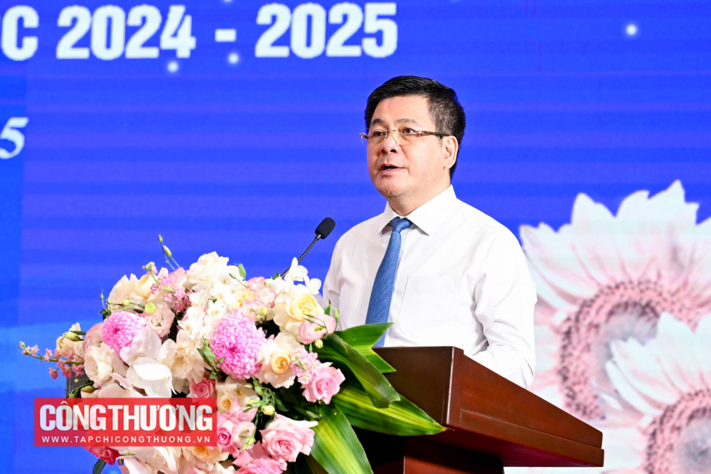 Bộ trưởng Bộ Công Thương Nguyễn Hồng Diên biểu dương và chúc mừng 36 gia đình tiêu biểu và 63 cháu học sinh là con CNVCLĐ ngành Công Thương đã đạt thành tích xuất sắc trong học tập và rèn luyện trong năm học 2024-2025