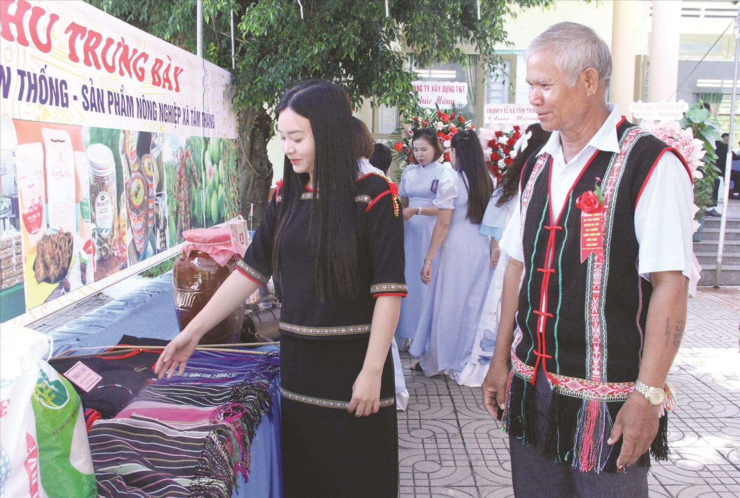 Đồng bào Ê Đê xã Cư Jút tích cực tham gia các phong trào thi đua, phát triển các sản phẩm tiểu biểu Đồng bào Ê Đê xã Cư Jút tích cực tham gia các phong trào thi đua, phát triển các sản phẩm tiểu biểu