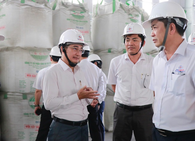 Tổng Giám đốc Lê Văn Danh trao đổi với lãnh đạo Công ty Nhiệt điện Vĩnh Tân.