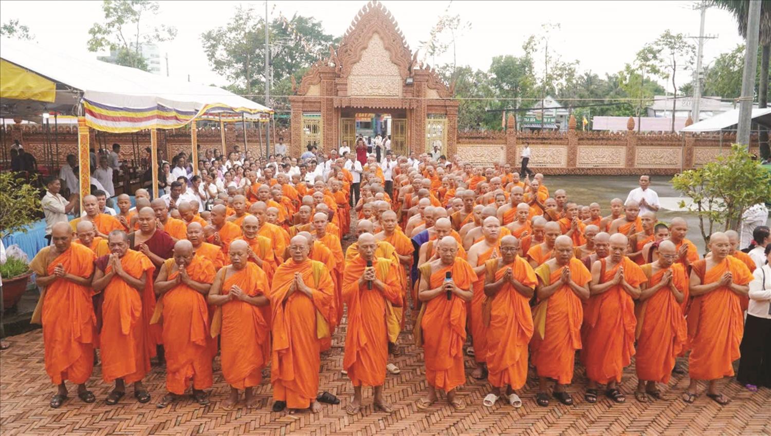 Các vị lãnh đạo, quý vị đại biểu, chư tôn đức, Phật tử và đồng bào dành một phút mặc niệm tưởng nhớ ngày 4 vị sư liệt sĩ đã hy sinh vì “Đạo pháp - Dân tộc” Các vị lãnh đạo, quý vị đại biểu, chư tôn đức, Phật tử và đồng bào dành một phút mặc niệm tưởng nhớ ngày 4 vị sư liệt sĩ đã hy sinh vì “Đạo pháp - Dân tộc”