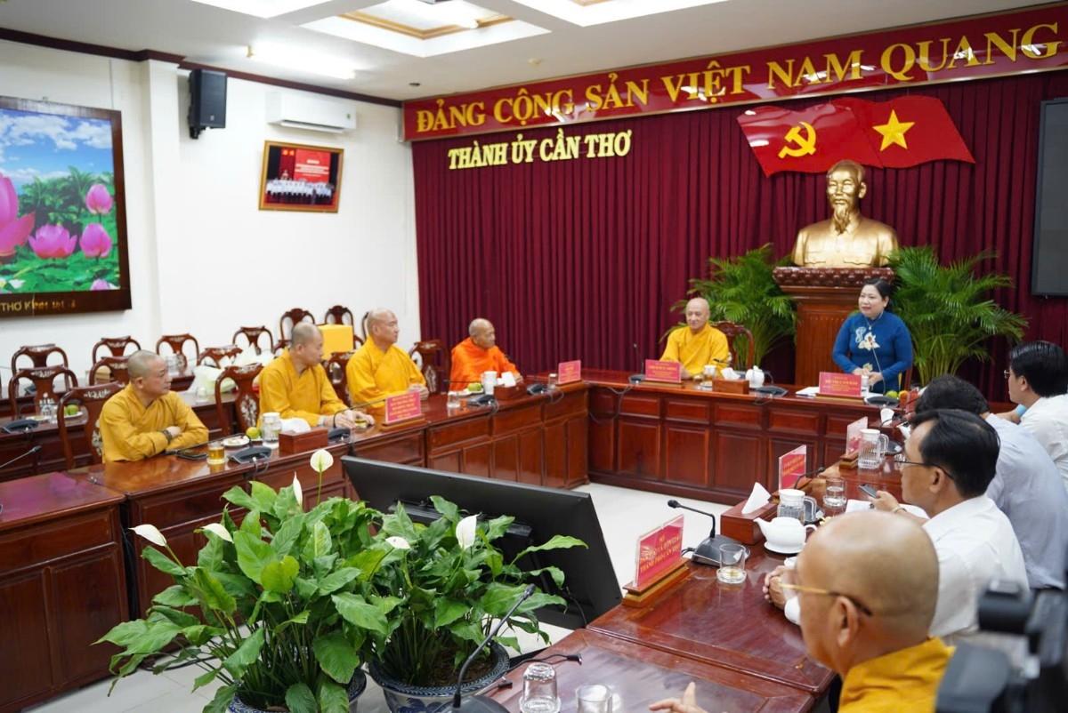 Bà Hồ Thị Cẩm Đào, Phó Bí thư Thành ủy, Chủ tịch Ủy ban MTTQVN TP. Cần Thơ, đón tiếp và trao đổi nhiều vấn đề với đoàn Bà Hồ Thị Cẩm Đào, Phó Bí thư Thành ủy, Chủ tịch Ủy ban MTTQVN TP. Cần Thơ, đón tiếp và trao đổi nhiều vấn đề với đoàn