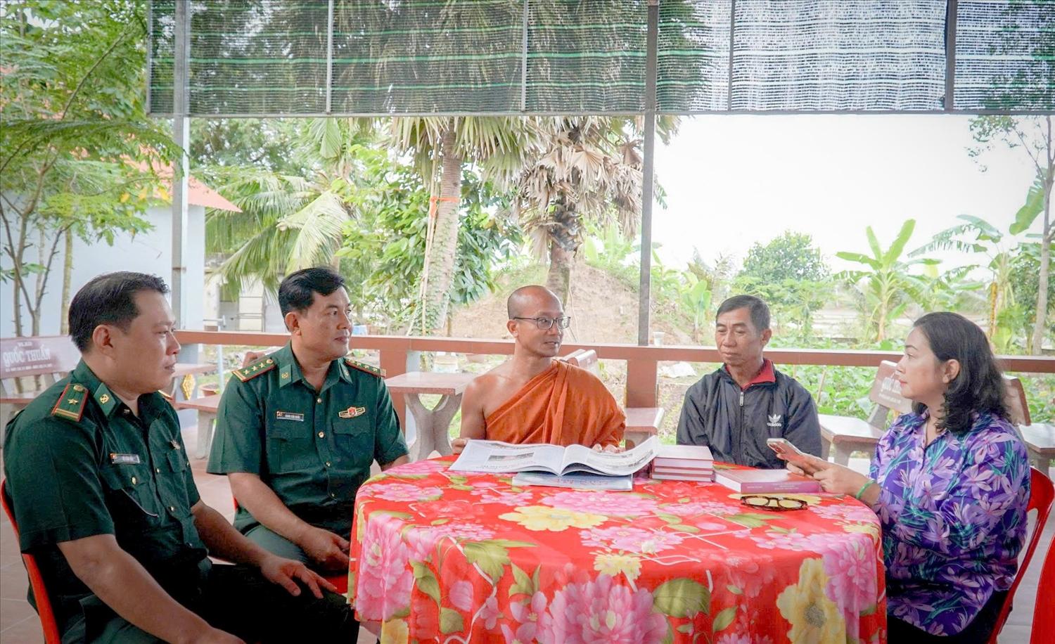 Việc sử dụng tiếng Khmer giúp cán bộ Biên phòng trao đổi thông tin cùng các vị Người có uy tín tại khu vực biên giới đất liền tỉnh An Giang hiệu quả hơn