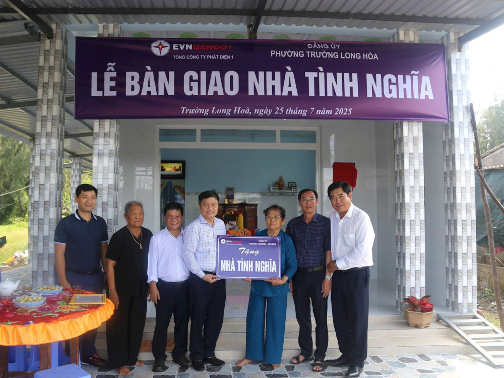 Đại diện EVNGENCO1 và chính quyền địa phương trao nhà tình nghĩa cho bà Lê Thị Bán tại phường Trường Long Hòa, tỉnh Vĩnh Long